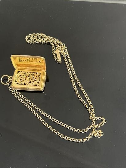 LOT de bijoux, débris et montre en métal...
