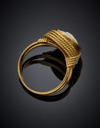 BAGUE en or jaune (750‰) torsadé et ajouré...