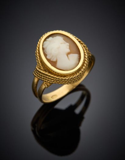 BAGUE en or jaune (750‰) torsadé et ajouré...