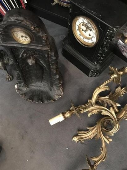 Ensemble comprenant une pendule borne, une...
