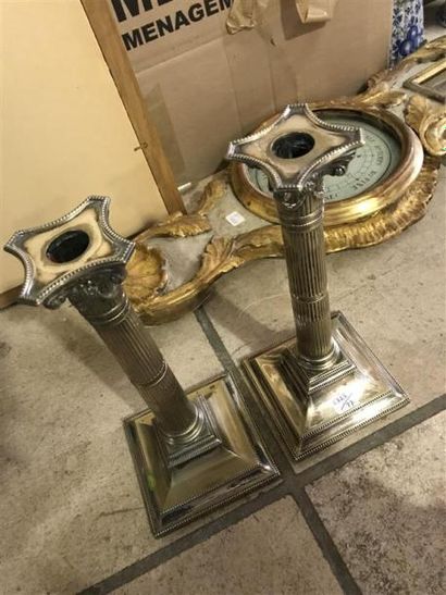 Une paire de bougeoirs en métal argenté
H...
