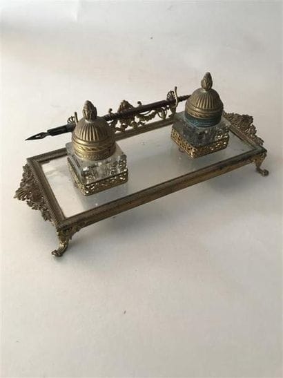 Encrier en verre et bronze doré, à deux corps...