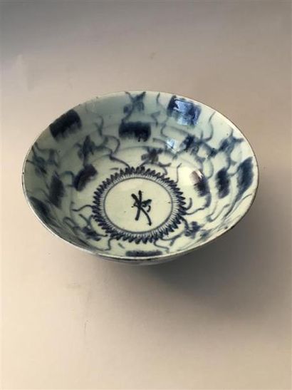 Grand bol en porcelaine de forme cylindrique...