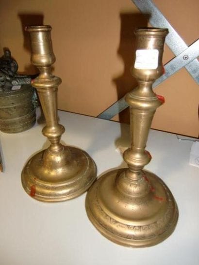 Paire de flambeaux en laiton doré