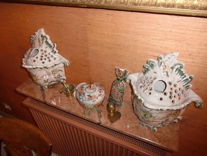 Lot : deux bouquetières en faïence probablement...
