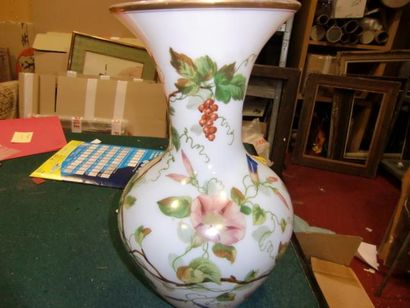 Vase en opaline à décor floral