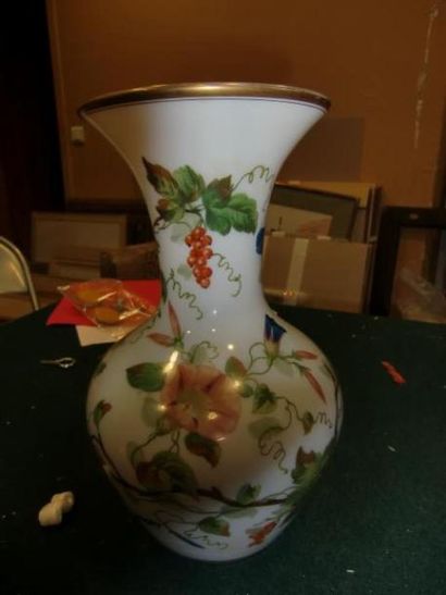 Vase en opaline à décor floral