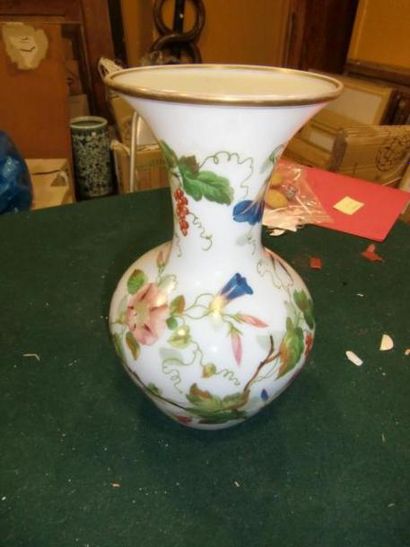 Vase en opaline à décor floral