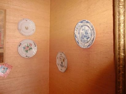 Lot de céramique comprenant : 
Une tisanière,...