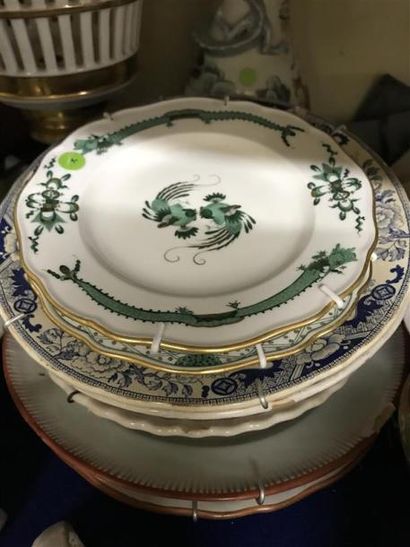 Lot de céramique comprenant : 
Une tisanière,...