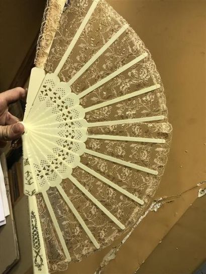 Eventail début XIXème siècel, monture en...