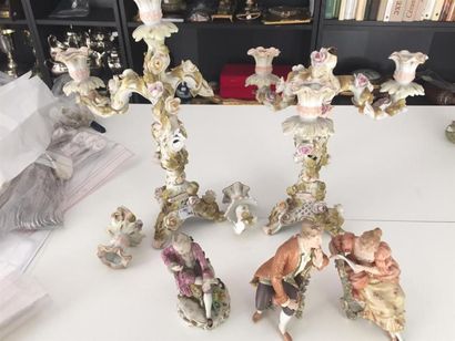 Ensemble de porcelaine comprenant trois sujets...