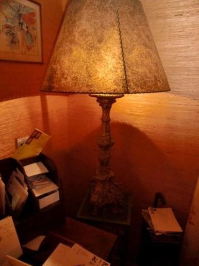 Pique-cierge en bois doré monté en lampe...