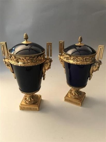 Deux vases couverts en porcelaine à fond...