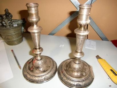 Paire de flambeaux en métal argenté