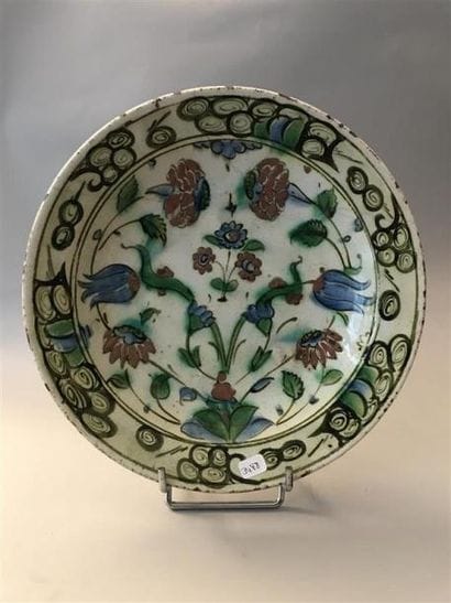 Iznik - plat rond en céramique à décor d'un...