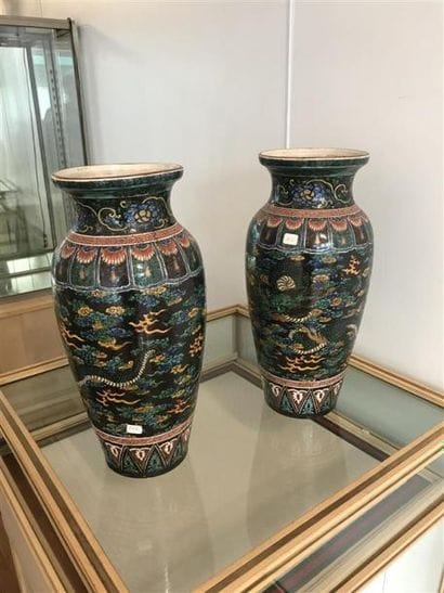 Paire de vases de porcelaine polychrome à...