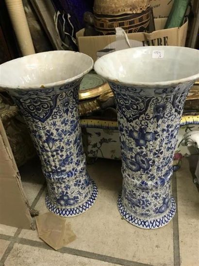 Paire de vases cornet en en faience à decor...