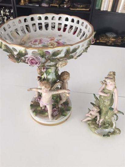 Lot de porcelaine : Coupe sur pied et sujet...