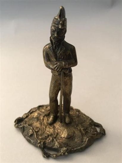 Petit bronze à patine mordorée figurant un...