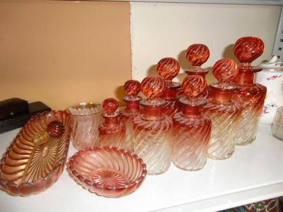 Ensemble de toilette en cristal rouge. Non...