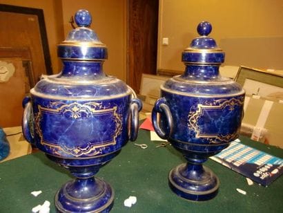 Garniture de cheminée en porcelaine de Sèvres...