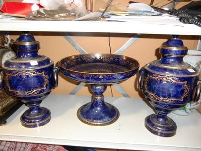 Garniture de cheminée en porcelaine de Sèvres...