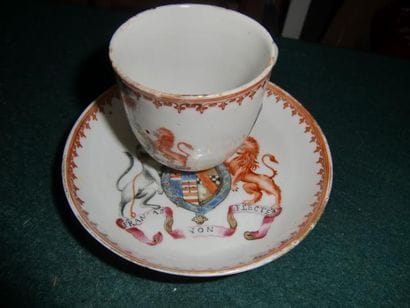 Tasse et sa soucoupe en porcelaine polychrome...