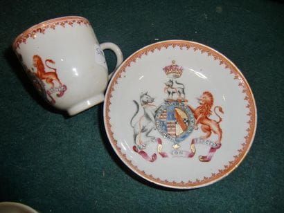 Tasse et sa soucoupe en porcelaine polychrome...