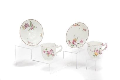 MENNECY
Deux tasses et leur soucoupe en porcelaine...