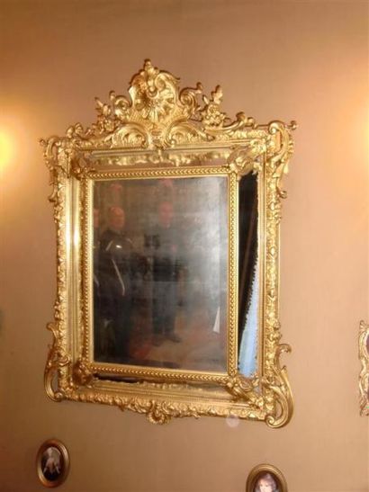 Miroir à parecloses enbois et stuc doré à...