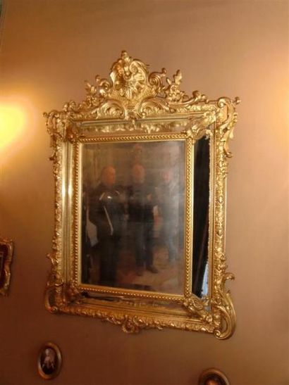 Miroir à parecloses enbois et stuc doré à...
