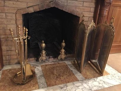 Nécessaire de cheminée en bronze doré comprenant...