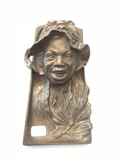 Encrier en bronze à patine brune figurant...