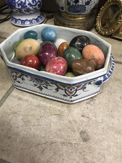 Lot comprenant une jardinière en faience...