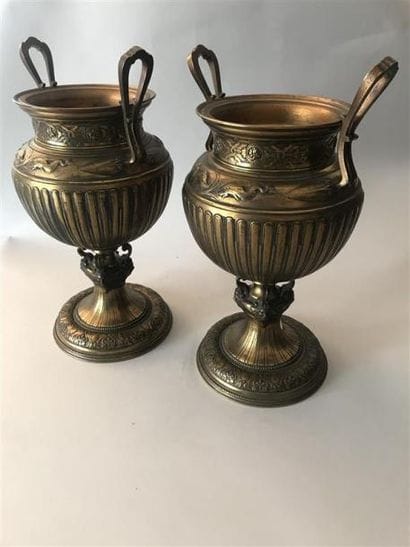 Paire de vases en bronze à patine mordorée...