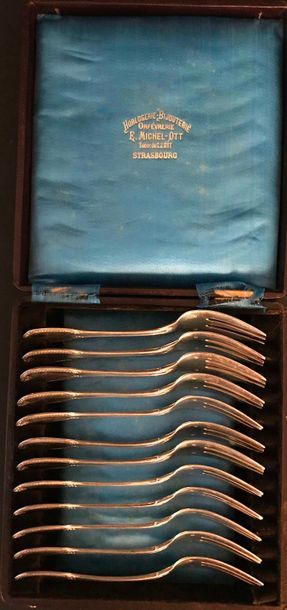Suite de 12 fourchettes à gâteau en argent...