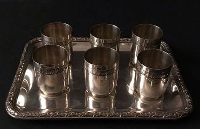 Suite de 6 gobelets à liqueur en argent uni...