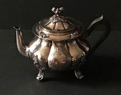 Théière quadripode à manche bois en argent...
