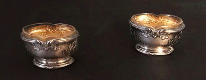 Paire de petites salières à monture en argent...