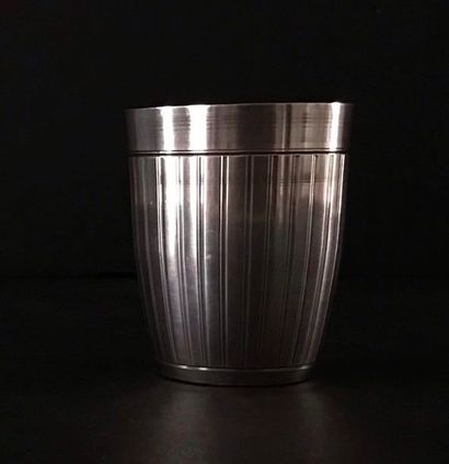 Timbale tonneau en argent 950 °/°° à pans...