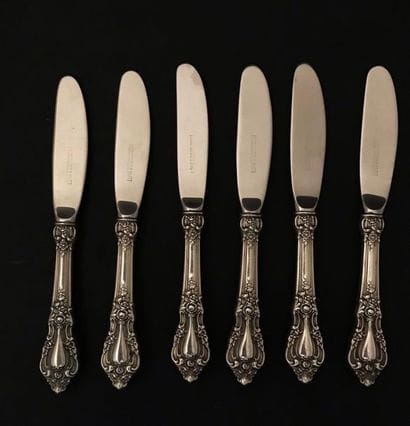 Suite de 6 petits couteaux, lames inox, manches...