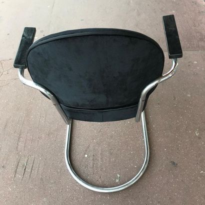 Fritz AUGUST BREUHAUS : Black armchair

Steel...