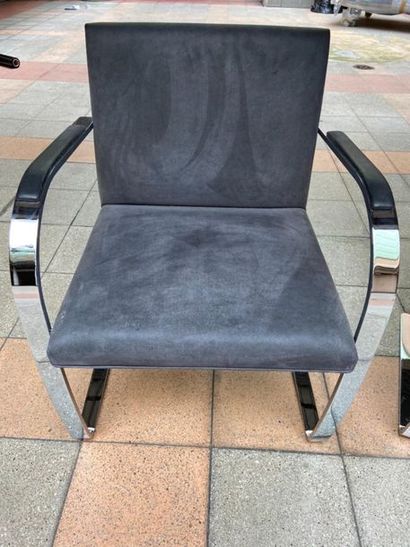 Mies van der Rohe: Pair of armchairs Brno

Stainless...