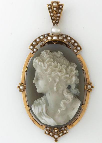 Gold pendant brooch 750°/°° decorated with...