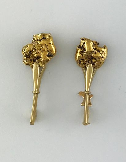 Lot of 2 gold brooch fragments with 2 gold...