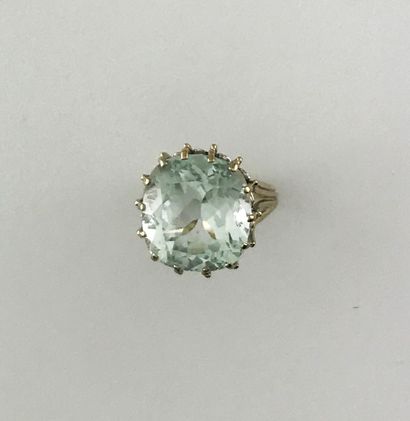 Ring in white gold 750°/°° set with a faceted...