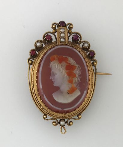 Gold locket brooch 750°/°° decorated with...