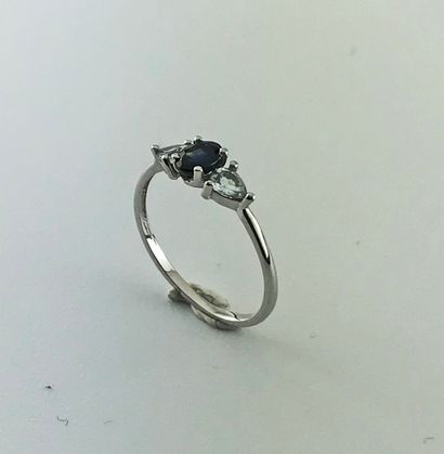Ring in white gold 750°/°° set with a sapphire...