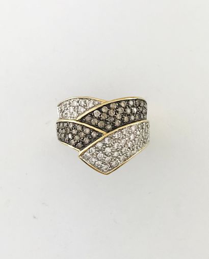 Crossed ribbon ring in gold 750°/°° decorated...